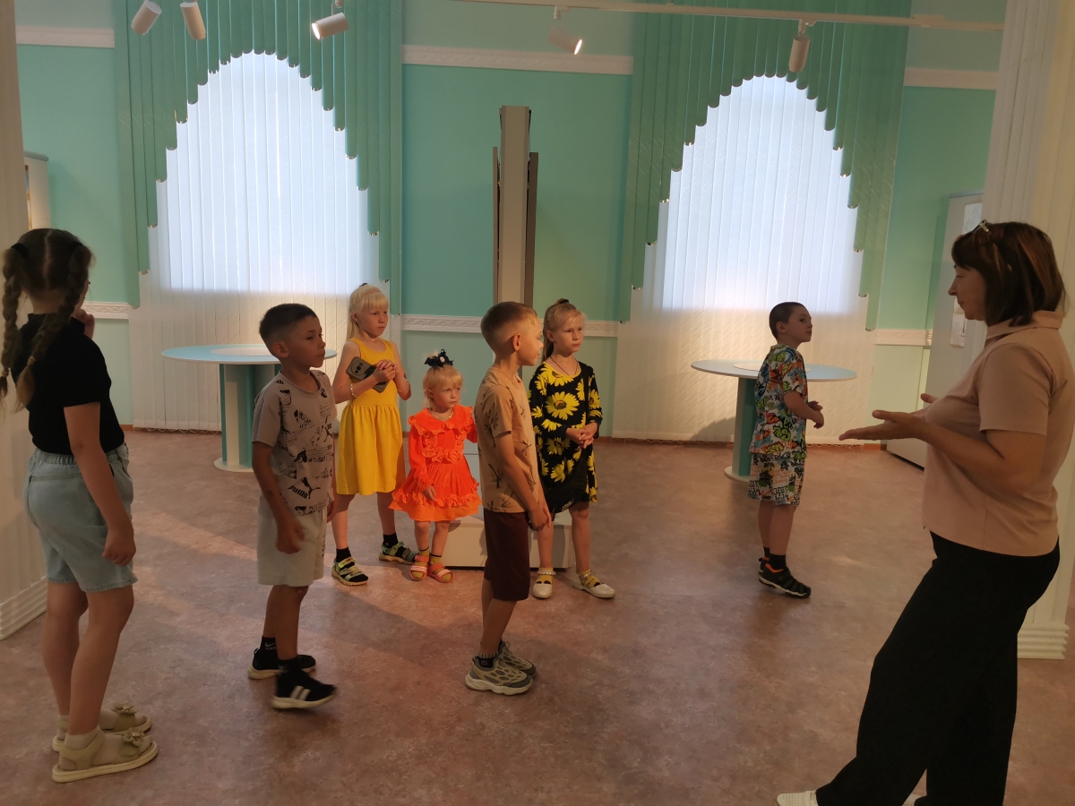 ОТКРЫВАЮТ МИР ИСКУССТВА